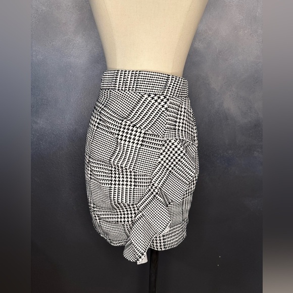 Line & Six Dresses & Skirts - 🖤Line & Six Black and White Houndstooth Wrap Mini Skirt - Size L🤍